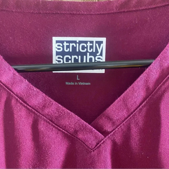 Strictly Scrubs Burgundy Scrub Top with Pockets 👩🏻⚕️ - Picture 2 of 3